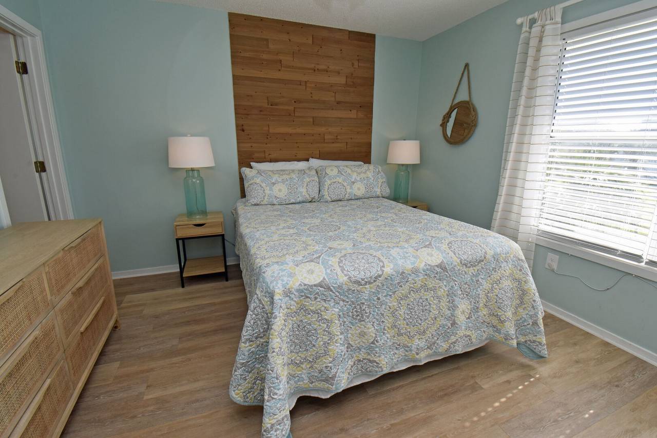 Bedroom 2 (Queen) Bedroom 2 (Queen)