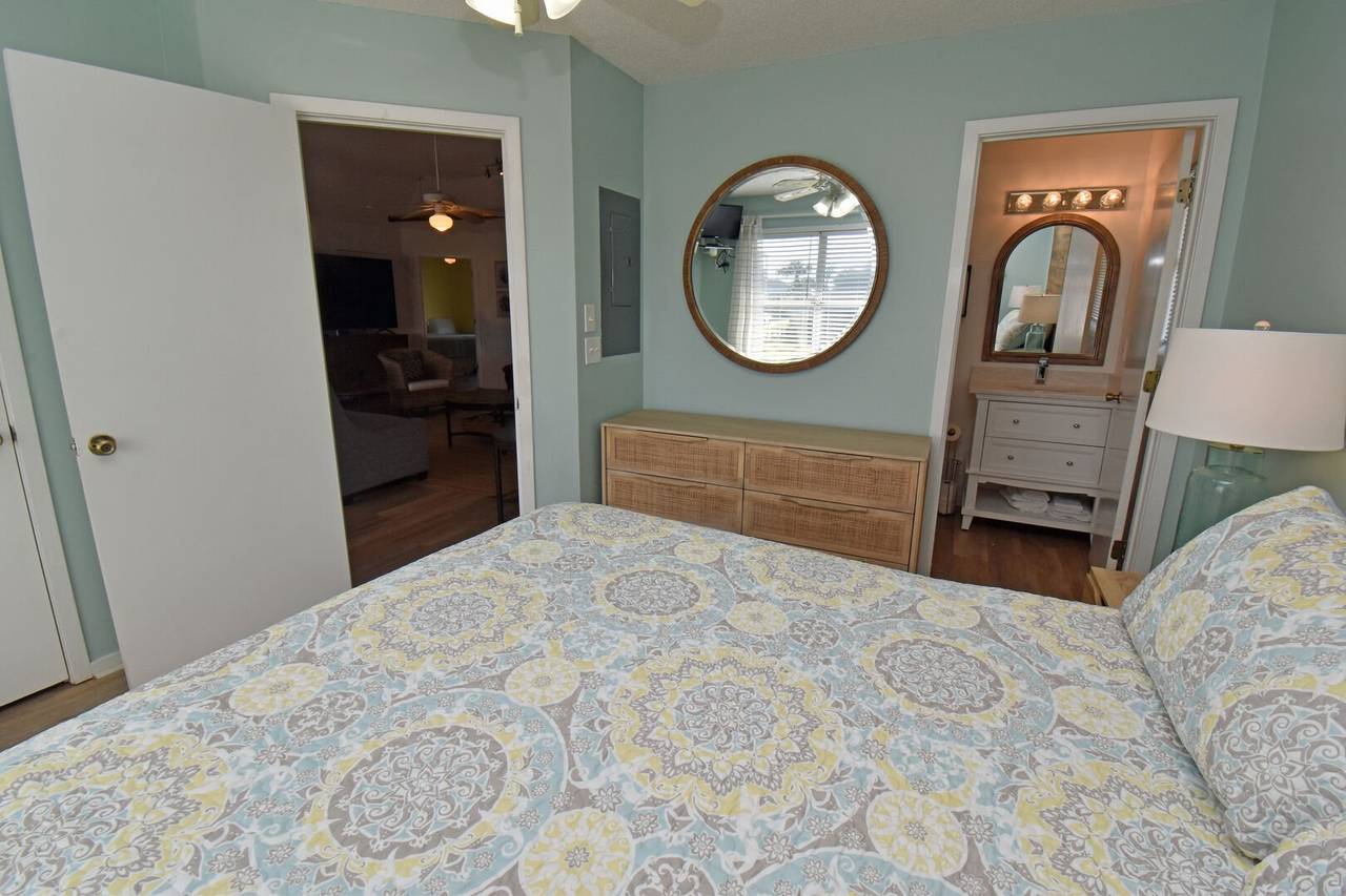 Bedroom 2 (Queen) Bedroom 2 (Queen)