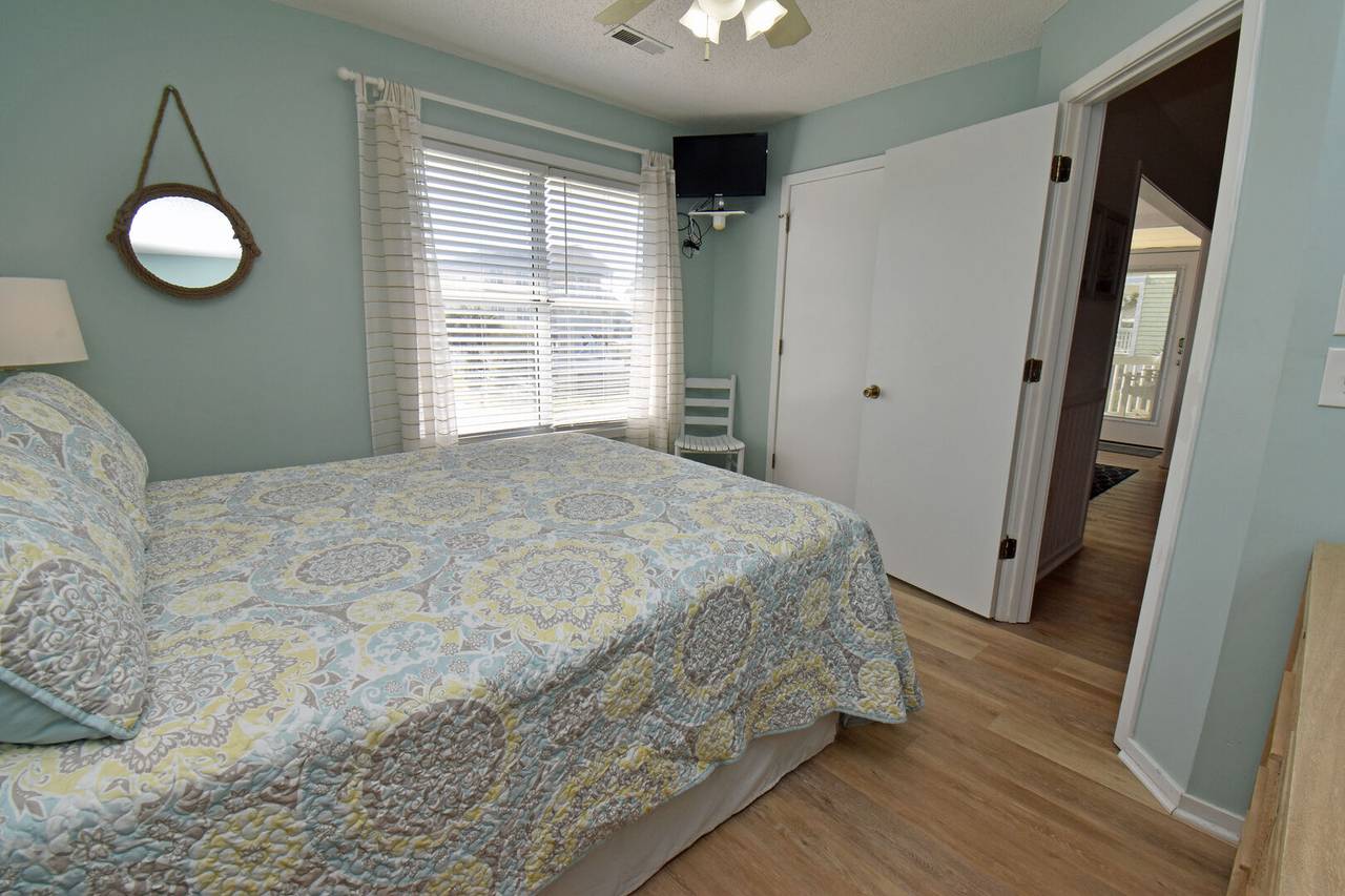 Bedroom 2 (Queen) Bedroom 2 (Queen)