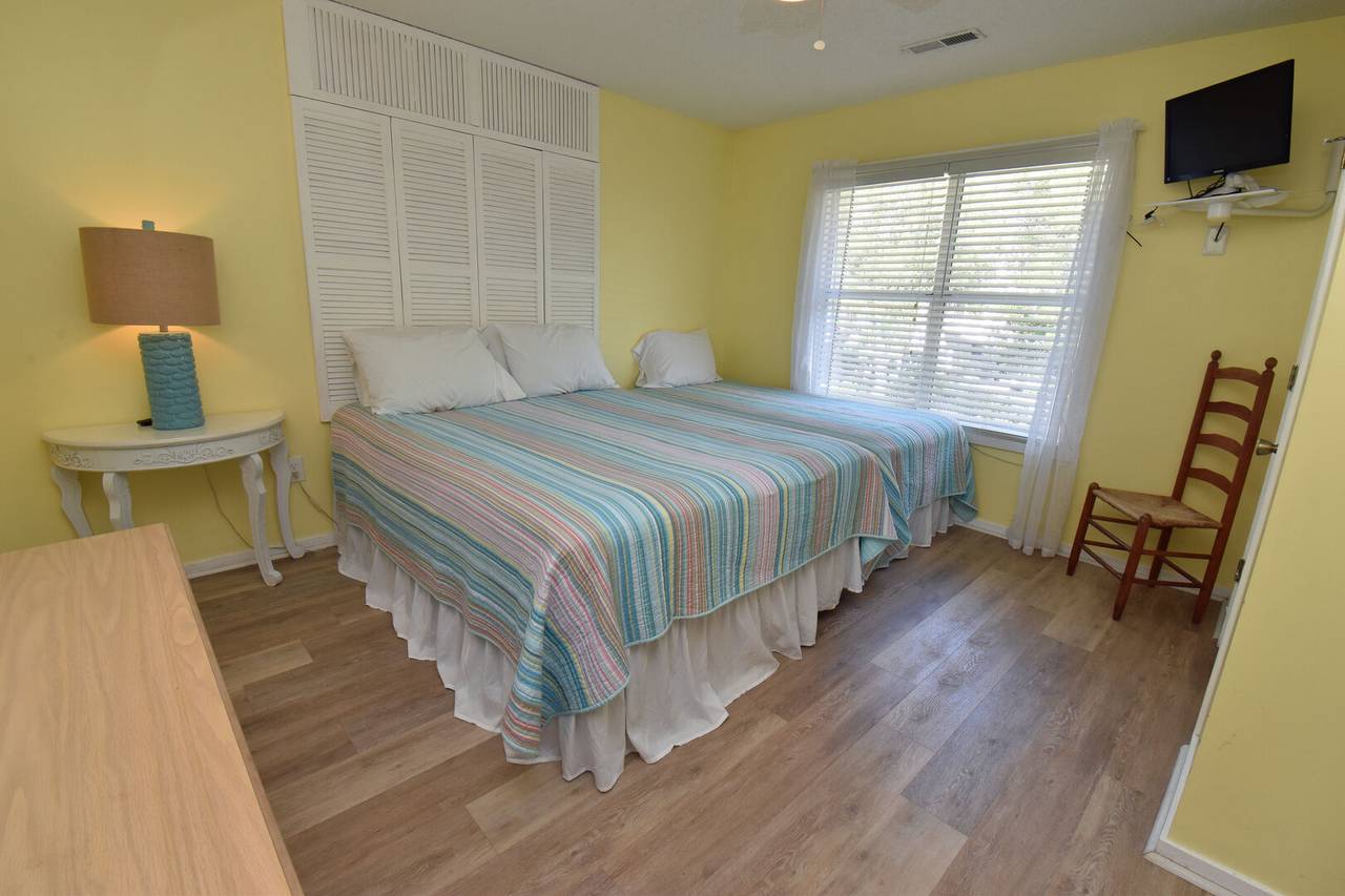 Bedroom 3 (Queen, Single) Bedroom 3 (Queen, Single)