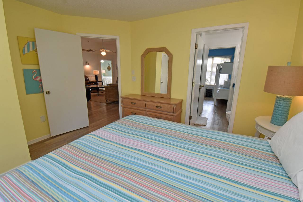 Bedroom 3 (Queen, Single) Bedroom 3 (Queen, Single)