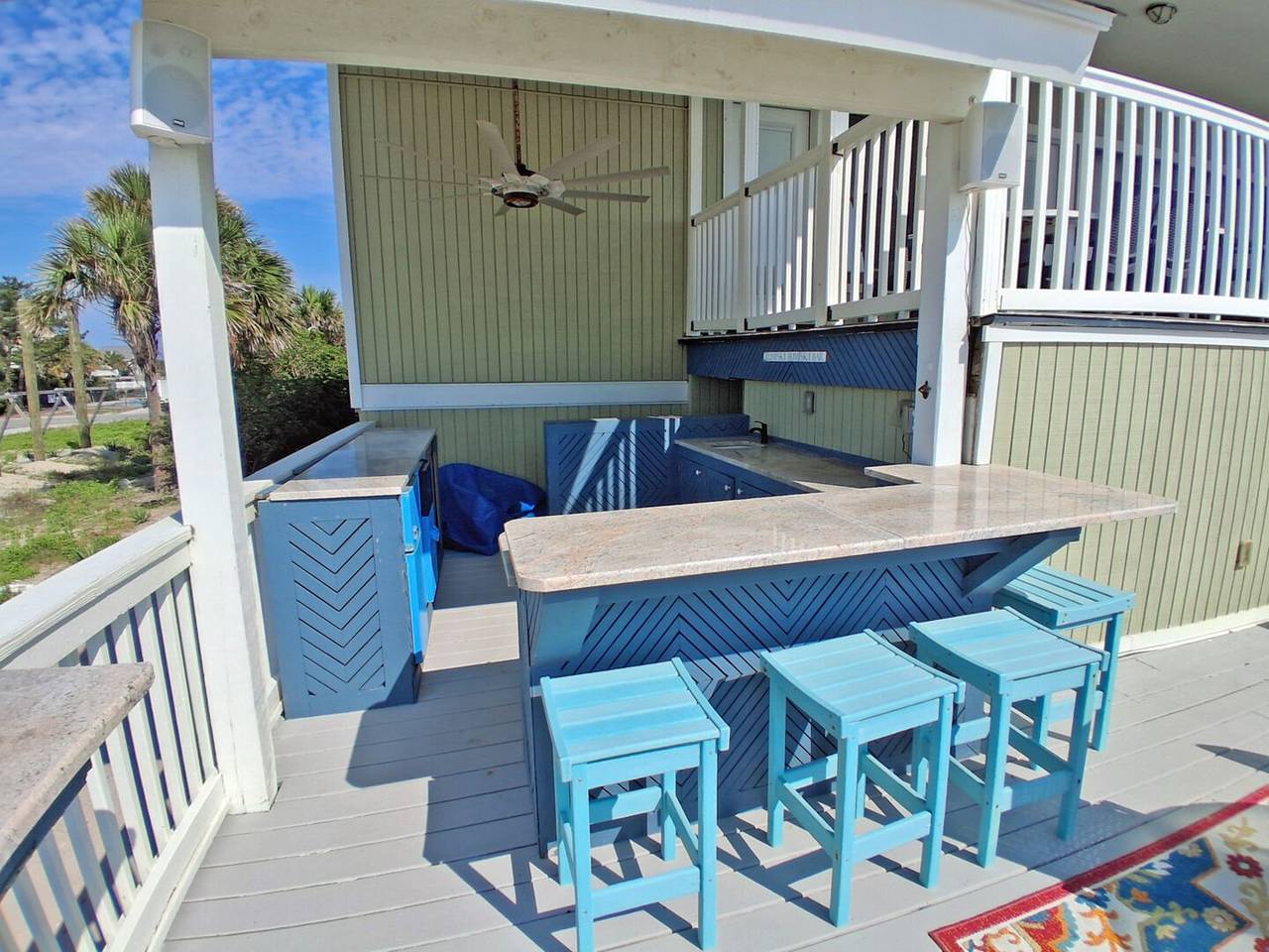 Enjoy a Refreshing Beverage at The Outside Bar Enjoy a Refreshing Beverage at The Outside Bar