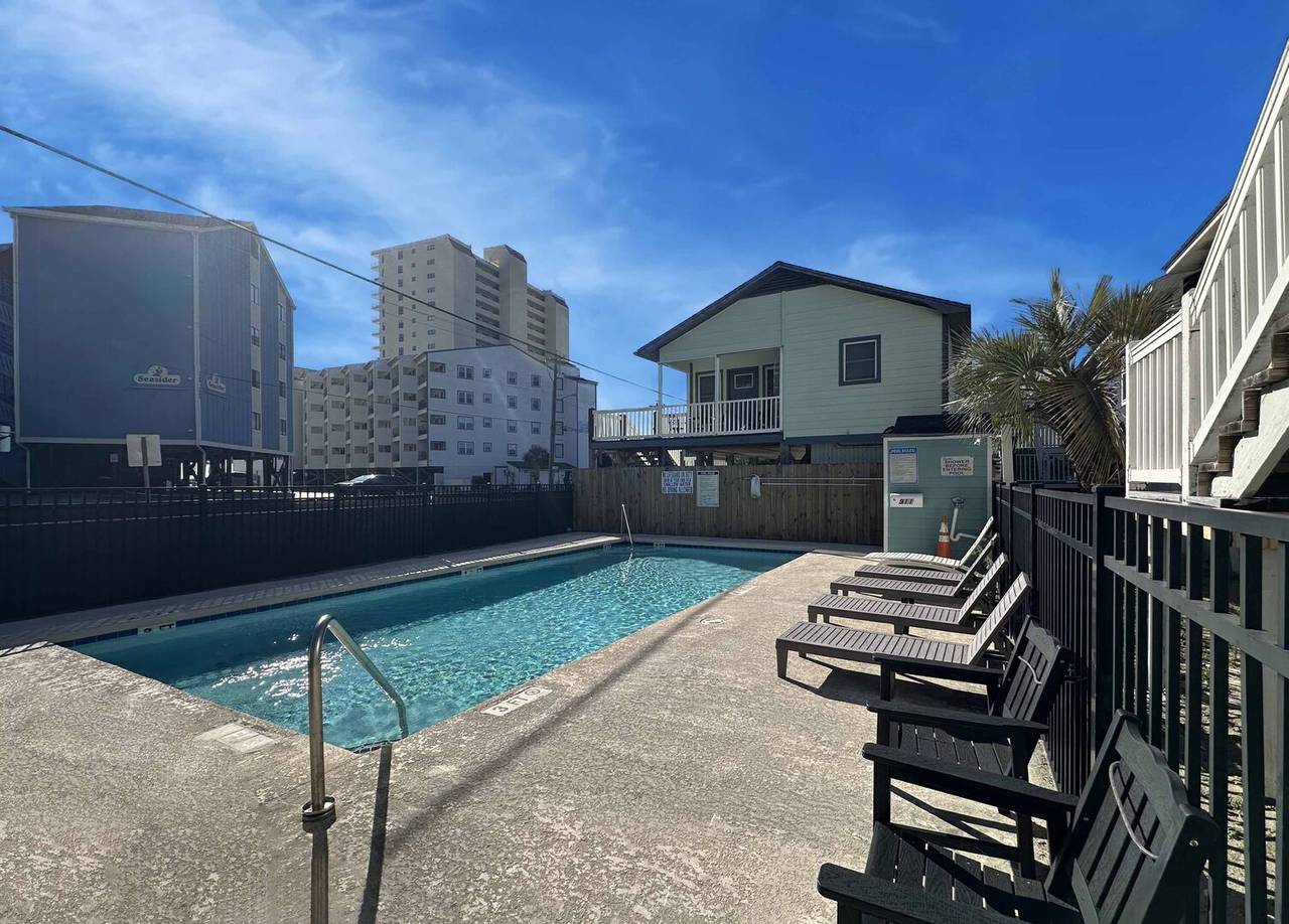 Enjoy swimming in the community pool! Enjoy swimming in the community pool!