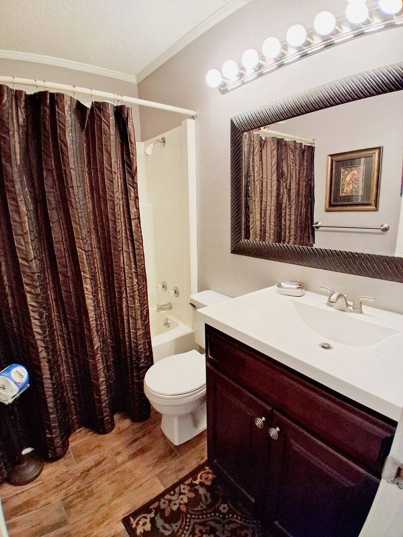 Hall Bathroom
Tub/Shower Combo Hall Bathroom
Tub/Shower Combo