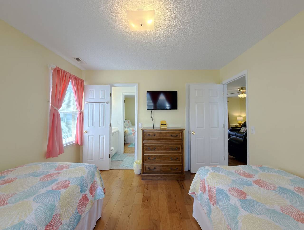 Watch TV (jack & jill bathroom access) Watch TV (jack & jill bathroom access)