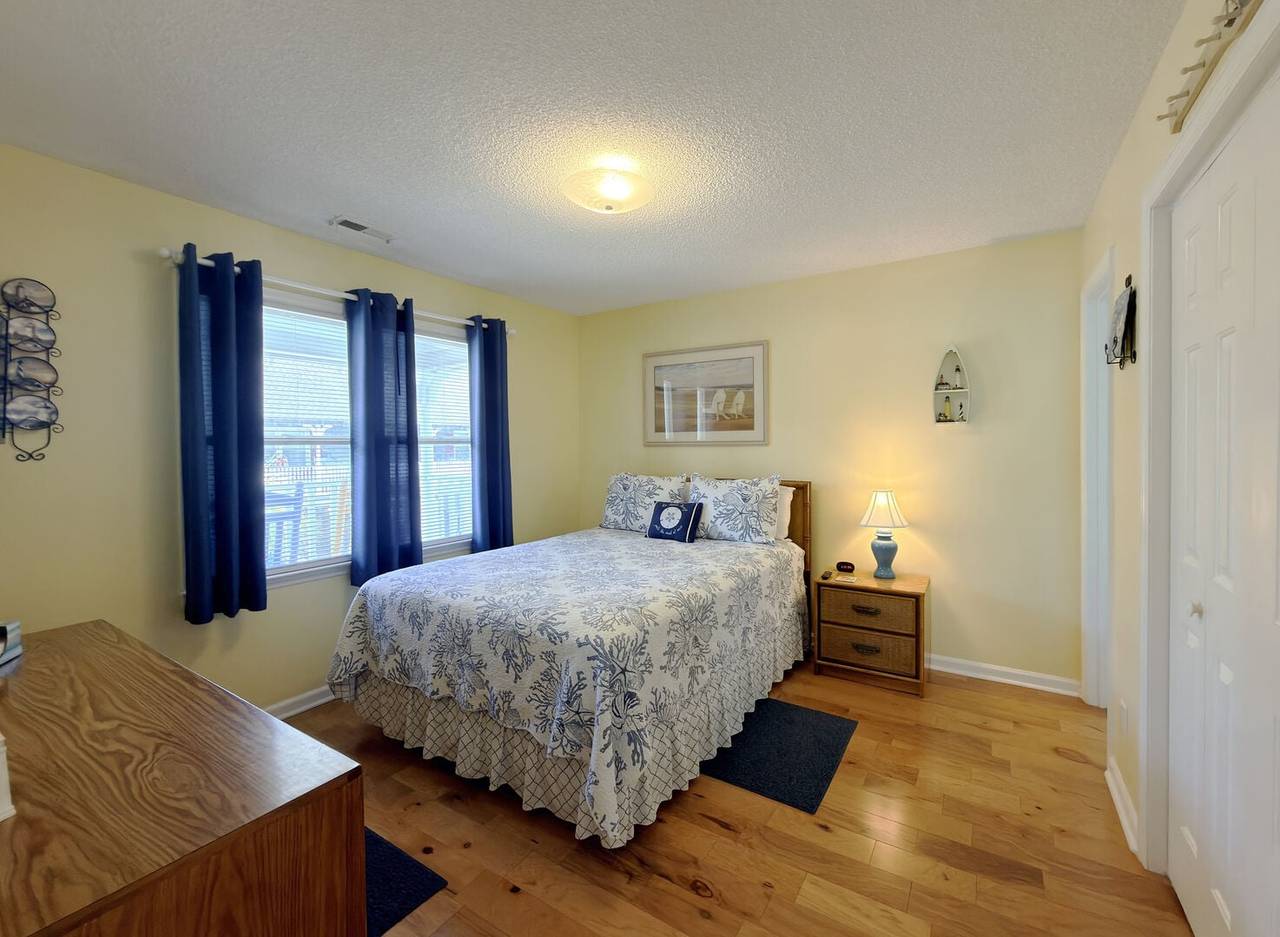 Bedroom 1 - Queen Bedroom 1 - Queen