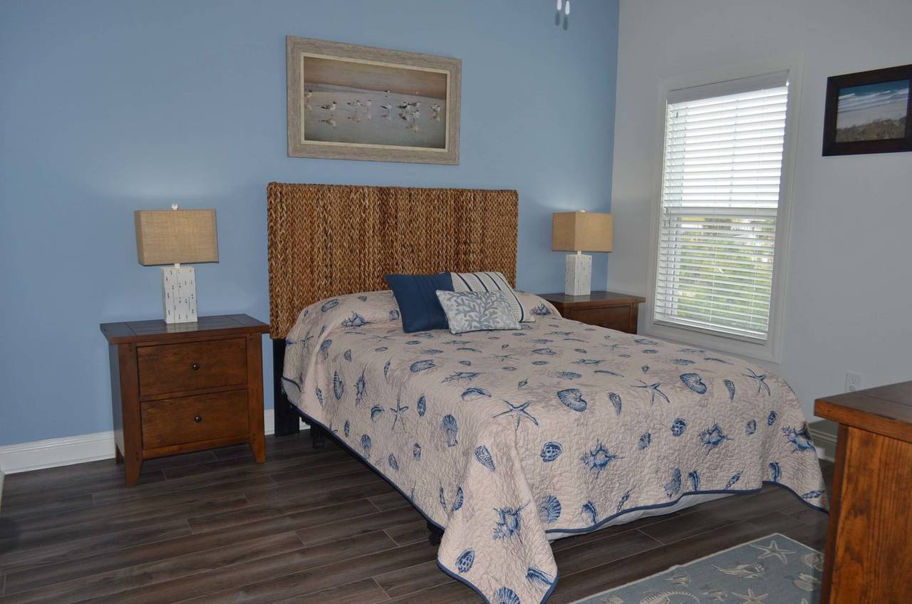 Bedroom 1 Down - Queen Bedroom 1 Down - Queen