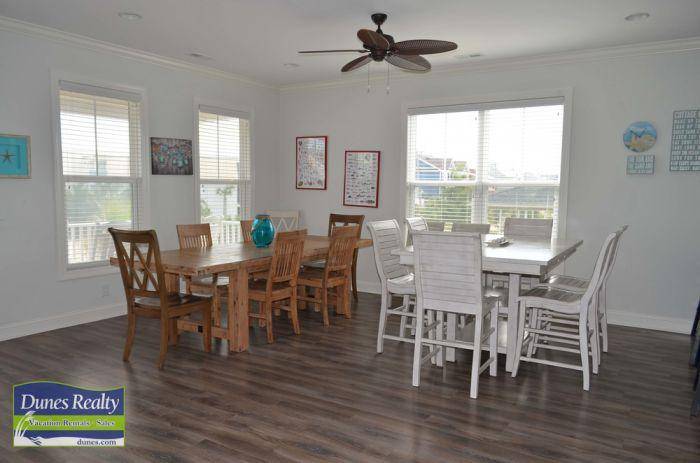 Plenty of seating to enjoy a meal. Plenty of seating to enjoy a meal.