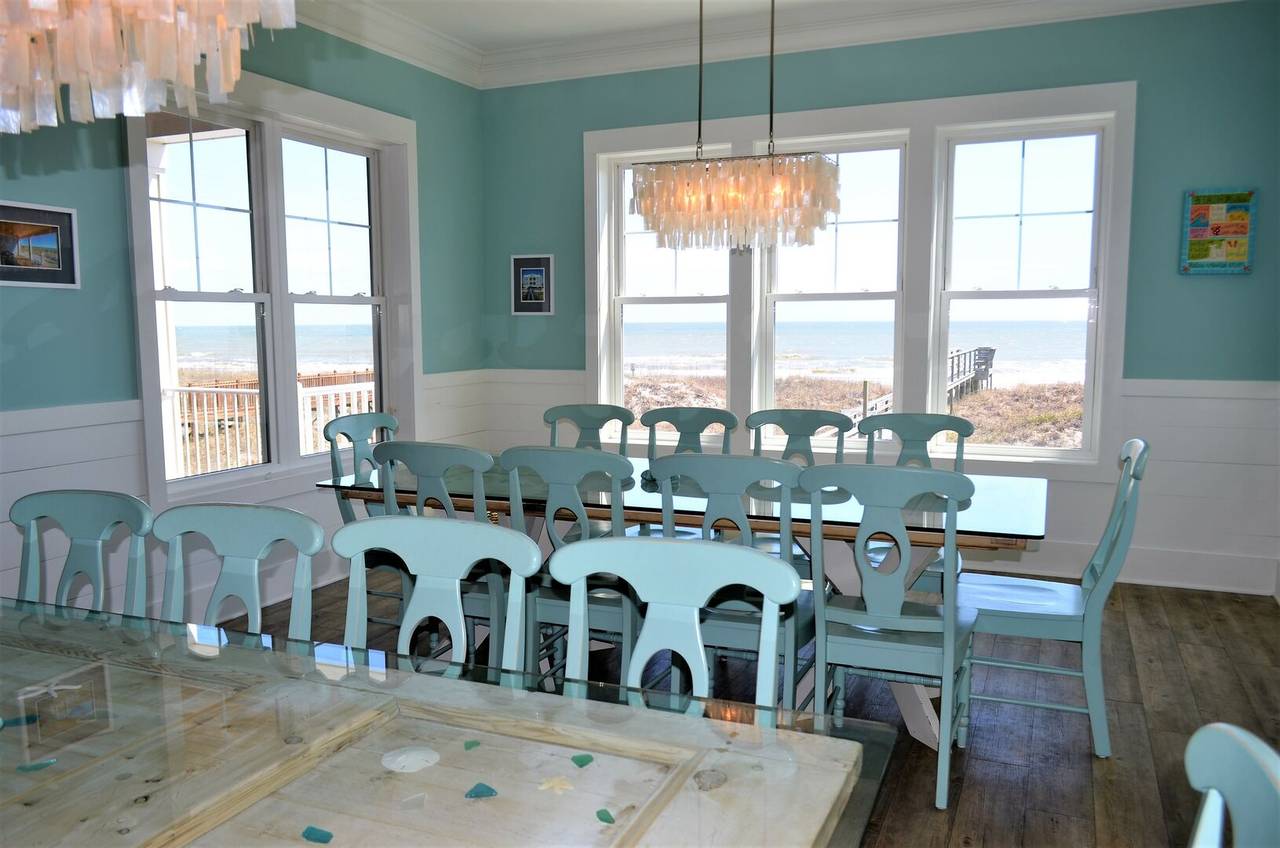 Picturesque views while dining! Picturesque views while dining!