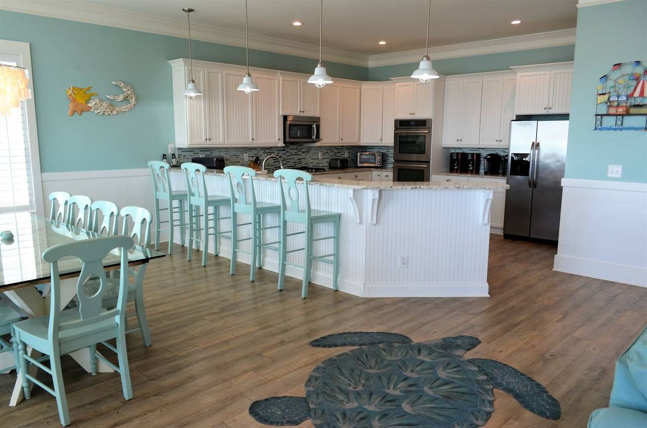 Breakfast Bar Overlooking the Fully Equipped Kitchen Breakfast Bar Overlooking the Fully Equipped Kitchen