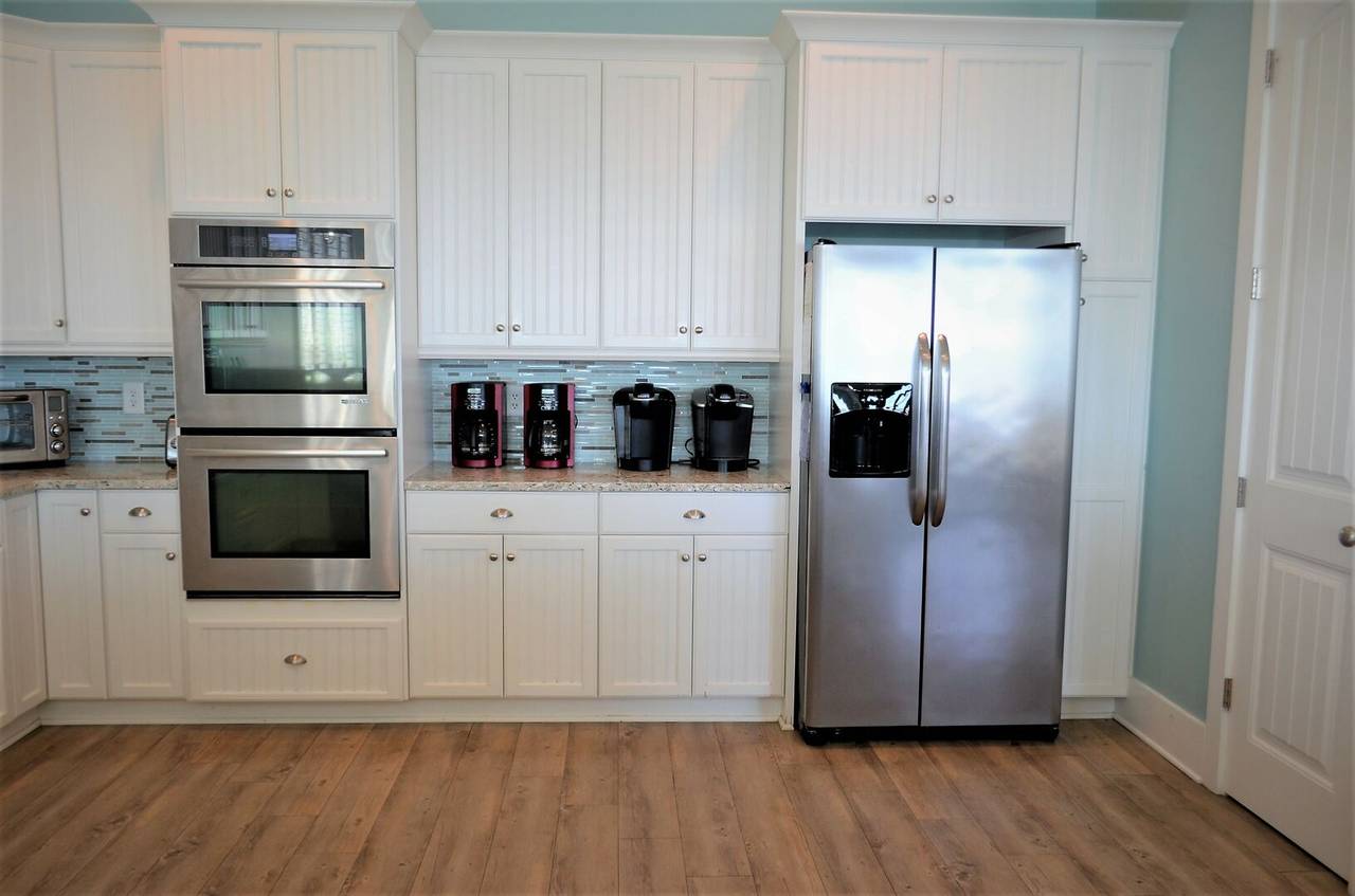 Double ovens, dishwashers, coffee makers, & Keurigs! Double ovens, dishwashers, coffee makers, & Keurigs!