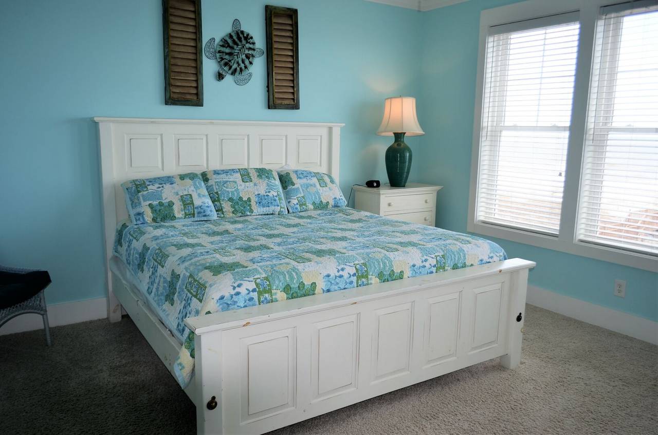 Bedroom 4 Up - Oceanfront - 1 King Bed Bedroom 4 Up - Oceanfront - 1 King Bed