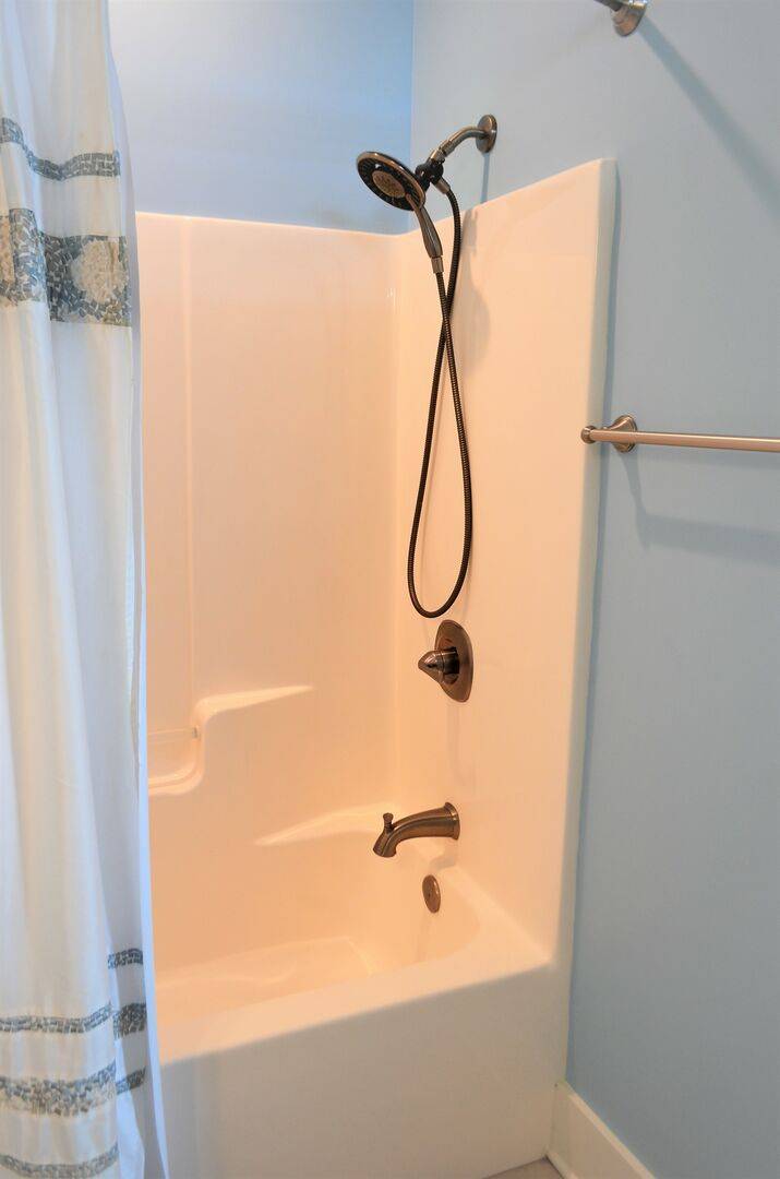 has a shower/tub combo has a shower/tub combo