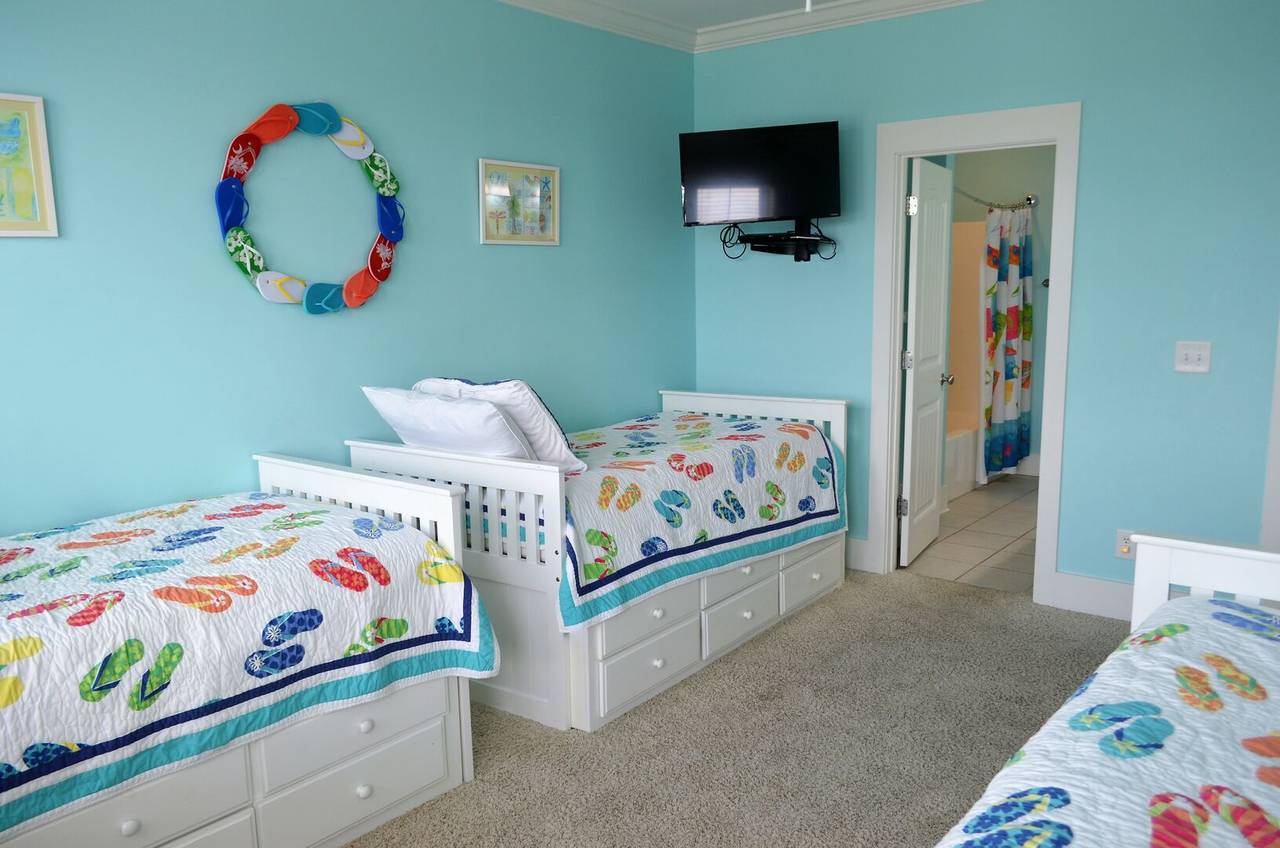Ideal kid's room with TV & private bathroom. Ideal kid's room with TV & private bathroom.