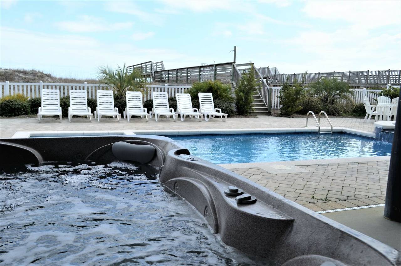 Take your pick at Water Music...hot tub, swimming pool, or the ocean! Take your pick at Water Music...hot tub, swimming pool, or the ocean!