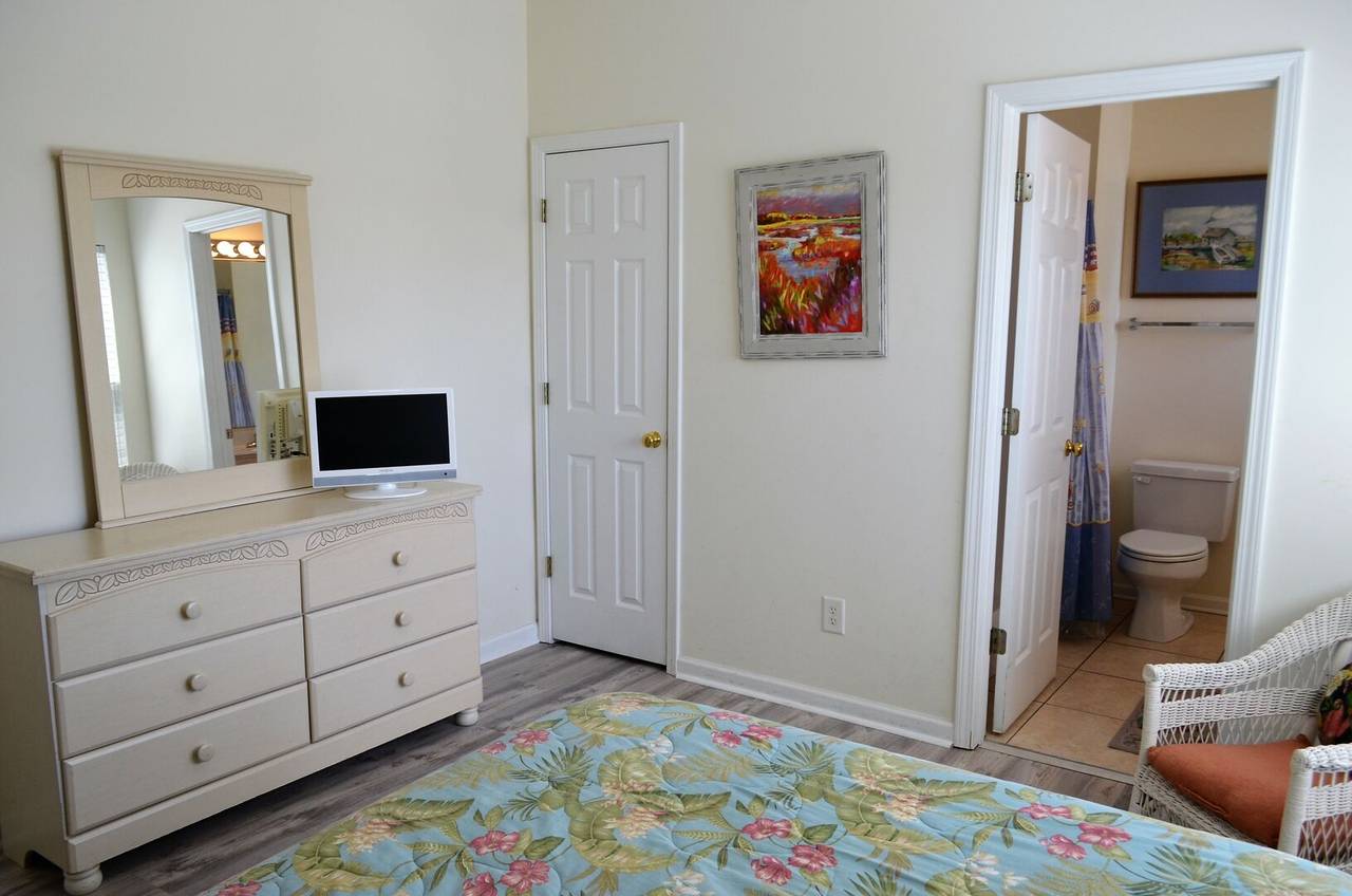 Bedroom 2 with TV and private bath Bedroom 2 with TV and private bath