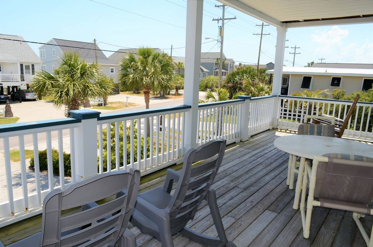 Large front deck off lower Bedrooms (3 & 4) Large front deck off lower Bedrooms (3 & 4)