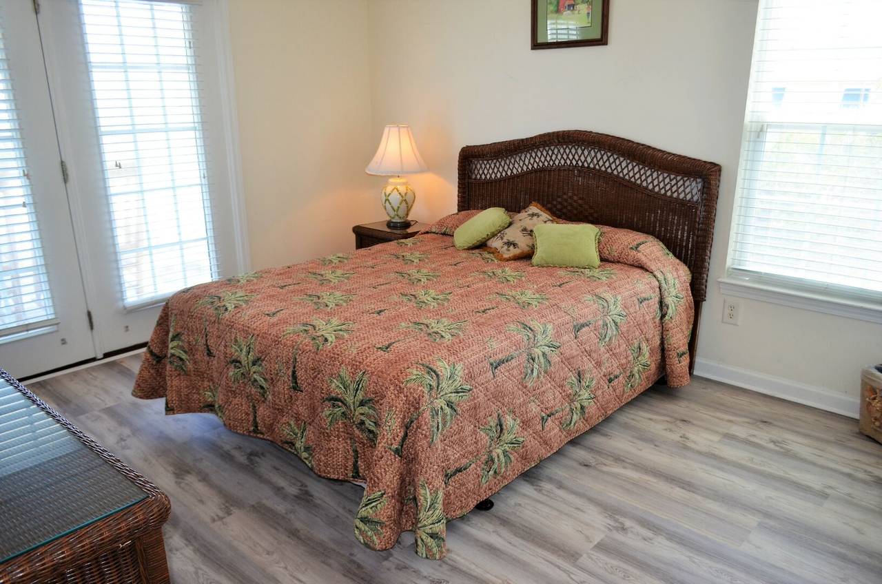 Bedroom 4 Down - 1 Queen Bed Bedroom 4 Down - 1 Queen Bed