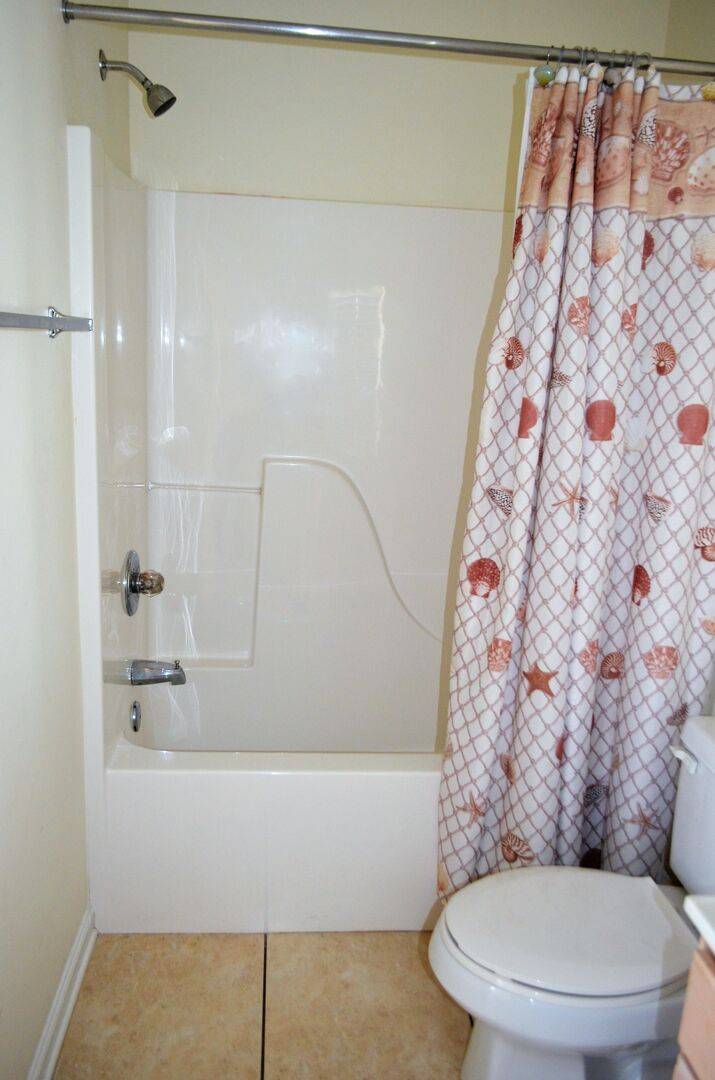 Bedroom 4 tub/shower combo Bedroom 4 tub/shower combo