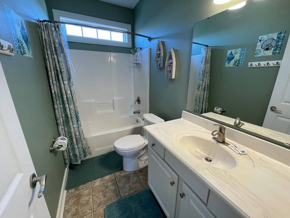 Bath 1 ( up, hall access) Bath 1 ( up, hall access)