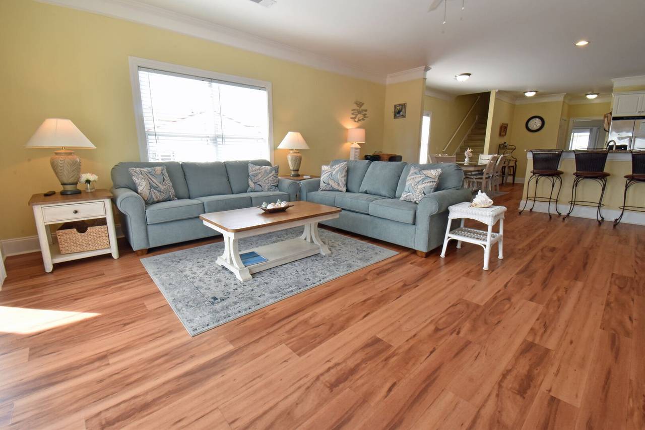 Lots of Comfy Seating Lots of Comfy Seating