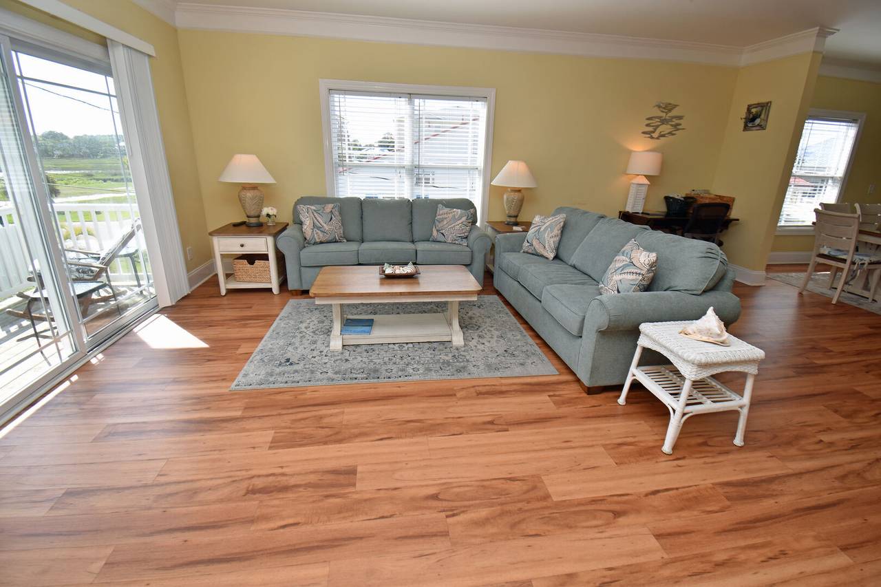 Lots of Natural Lighting. Relax & Unwind Lots of Natural Lighting. Relax & Unwind