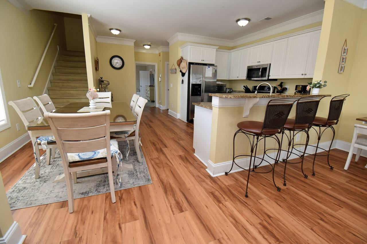 Dining for 6 with Additional Countertop Seating Dining for 6 with Additional Countertop Seating