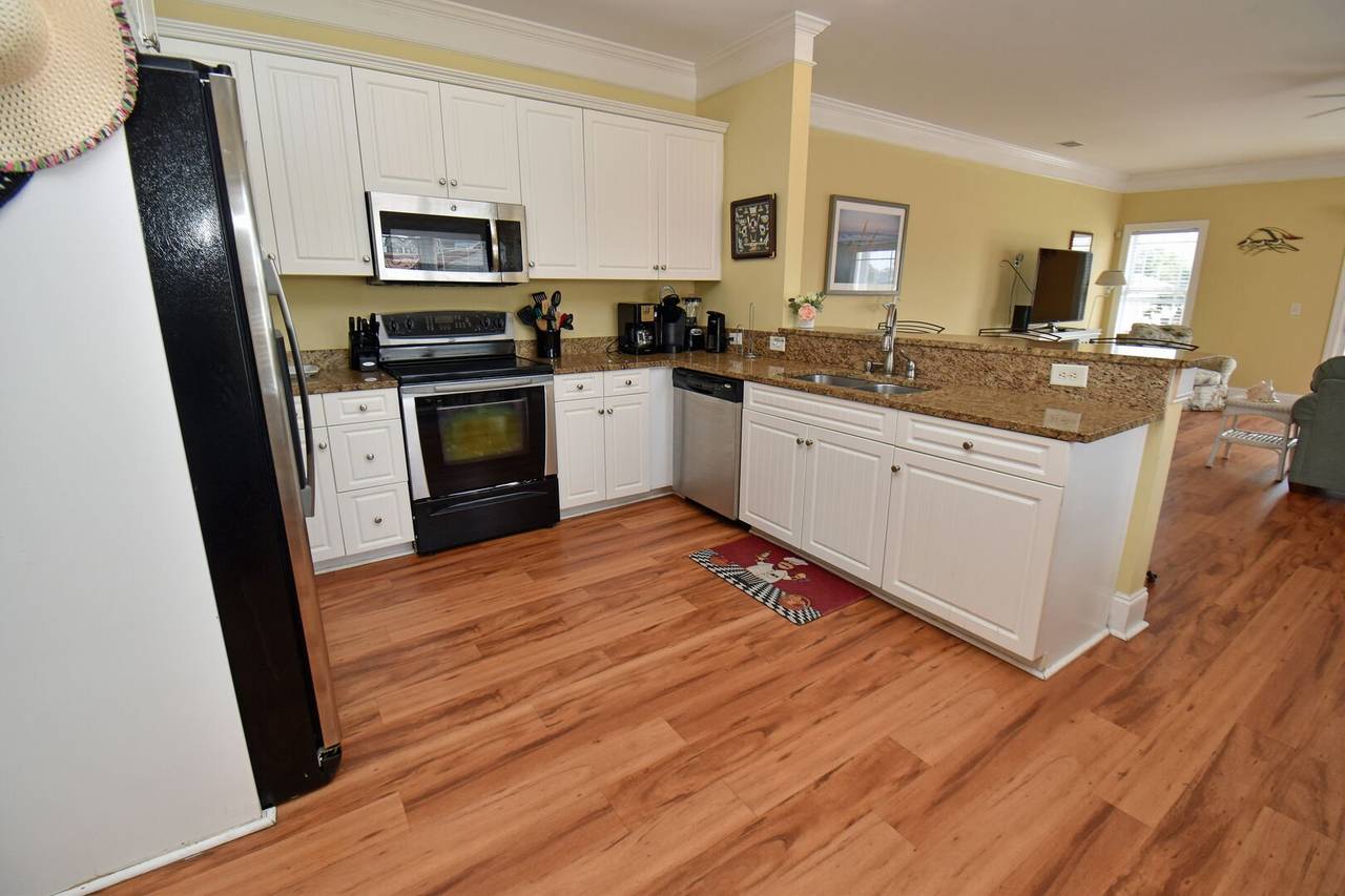 Roomy kitchen to prepare a meal. Roomy kitchen to prepare a meal.