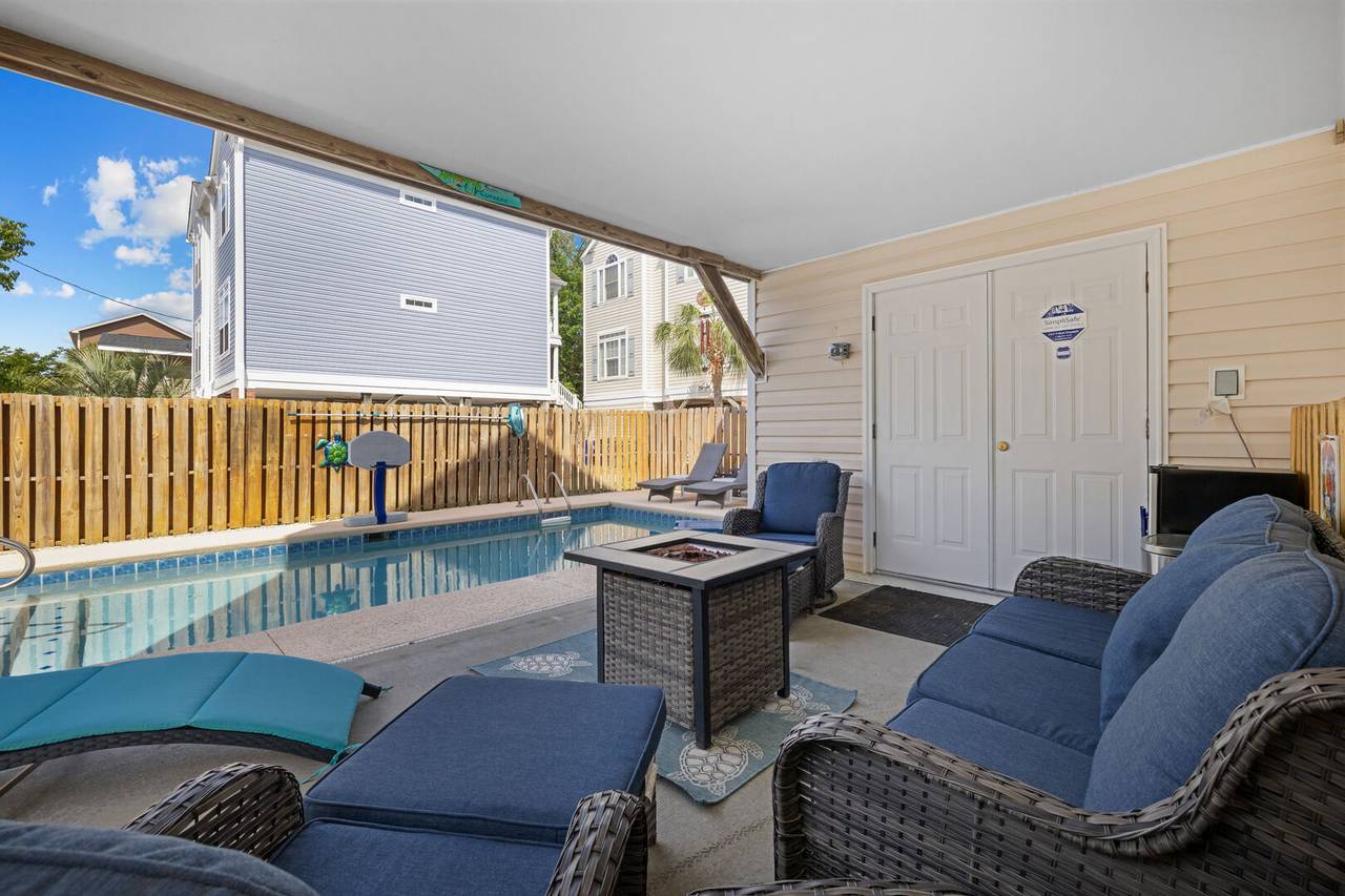 Lounge in the shade poolside! Lounge in the shade poolside!