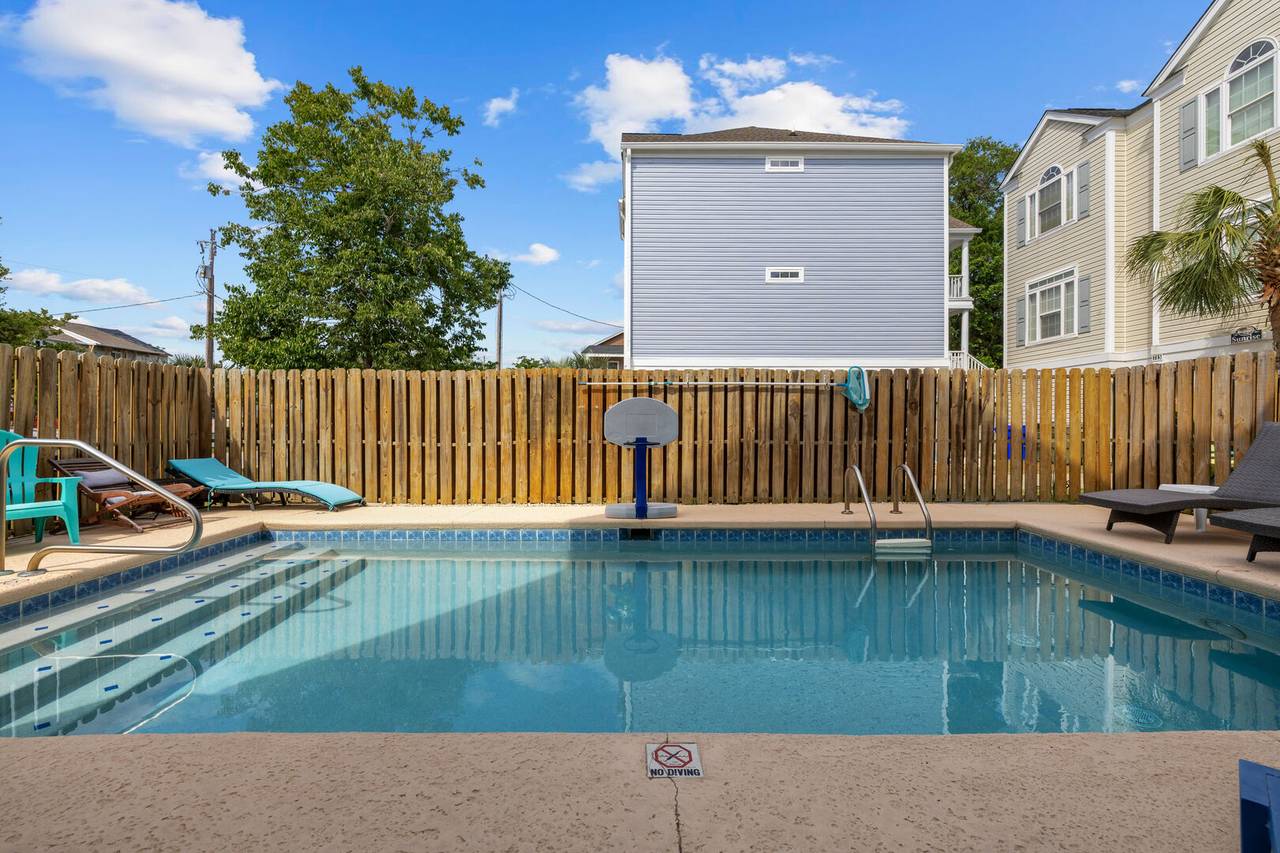 Lots of fun in the pool! Lots of fun in the pool!