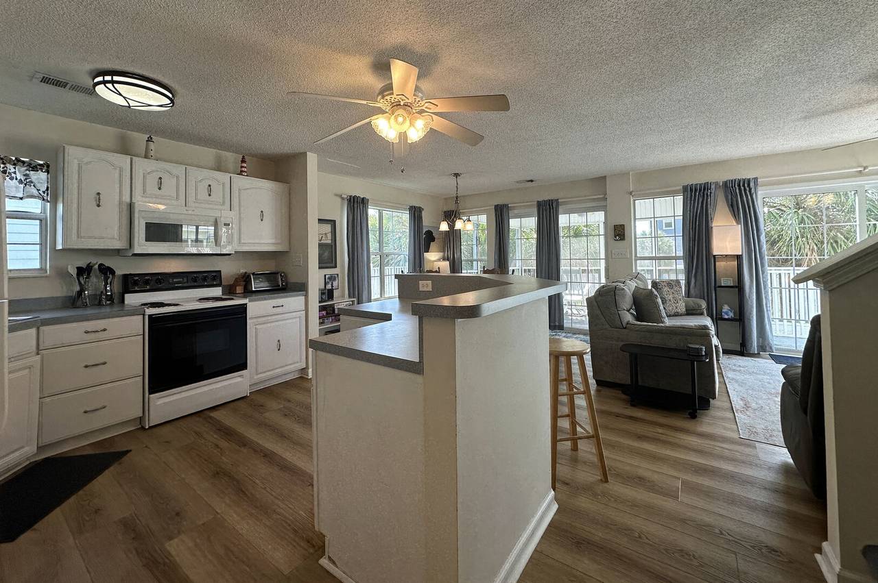 Well Equipped Kitchen Well Equipped Kitchen