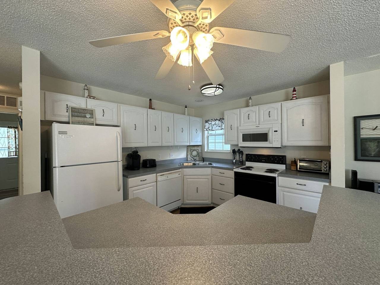 Plenty of counterspace! Plenty of counterspace!