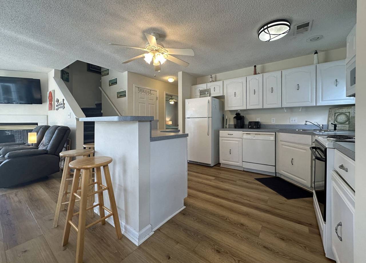 Lots of room to prepare a meal. Lots of room to prepare a meal.