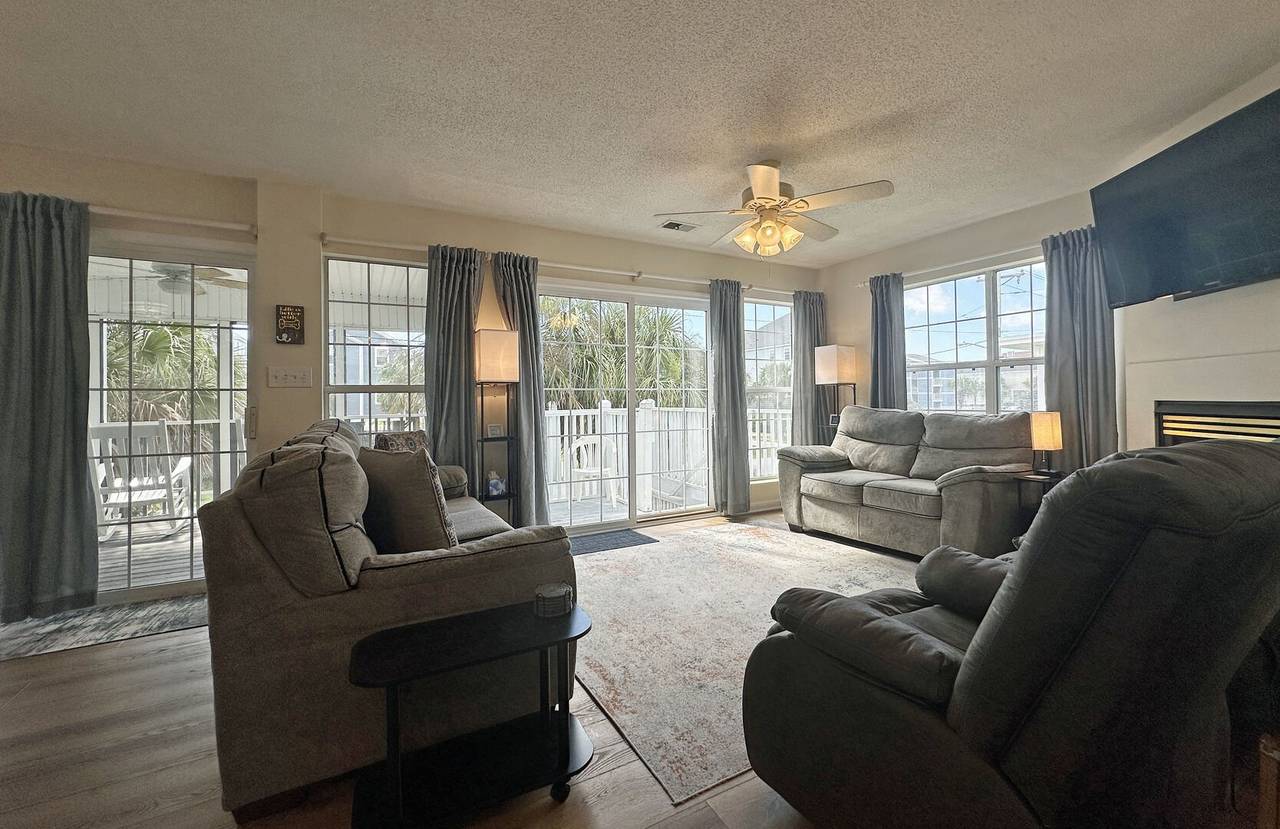 Lots of Natural Lighting Lots of Natural Lighting