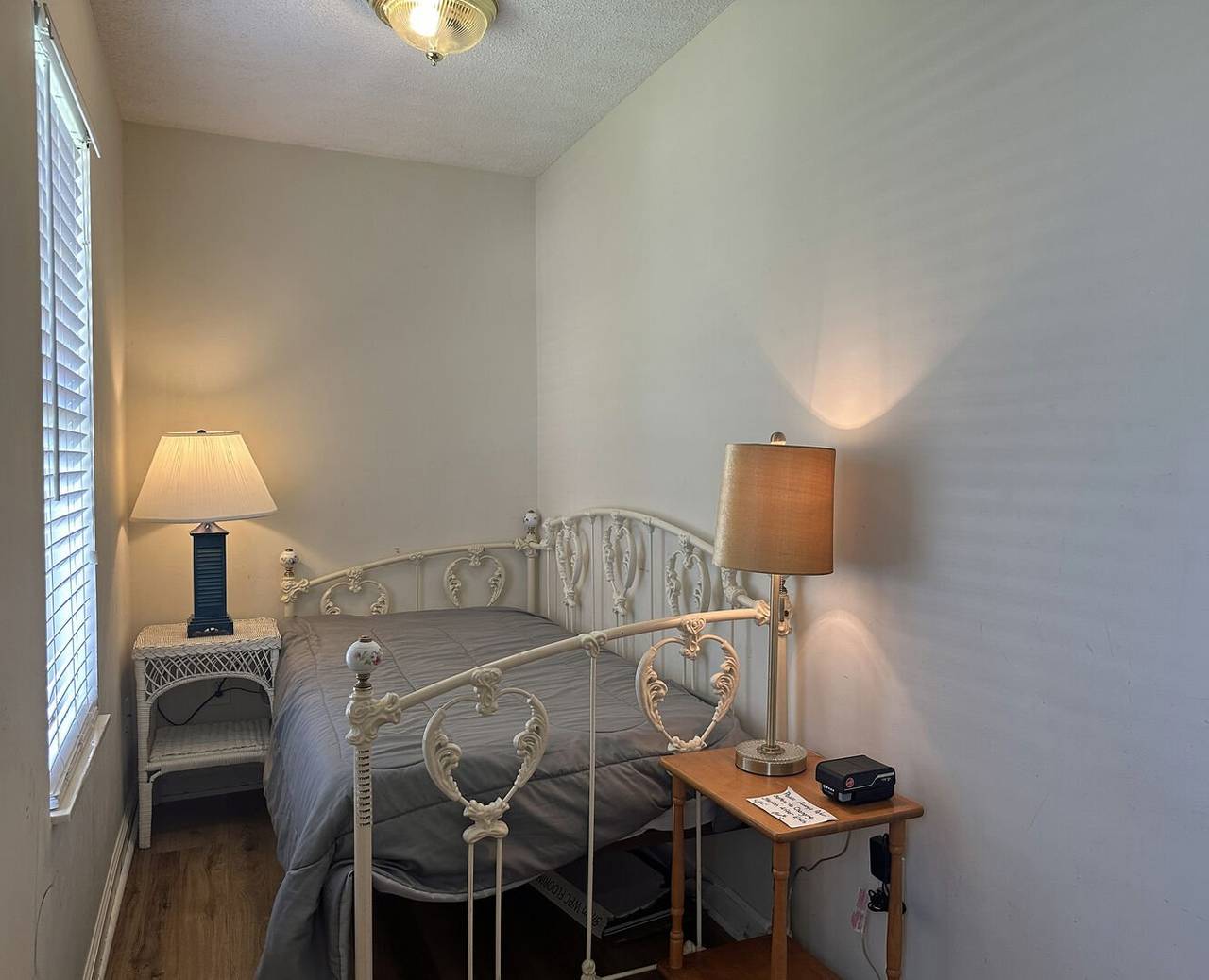 Daybed located in entrance. Daybed located in entrance.