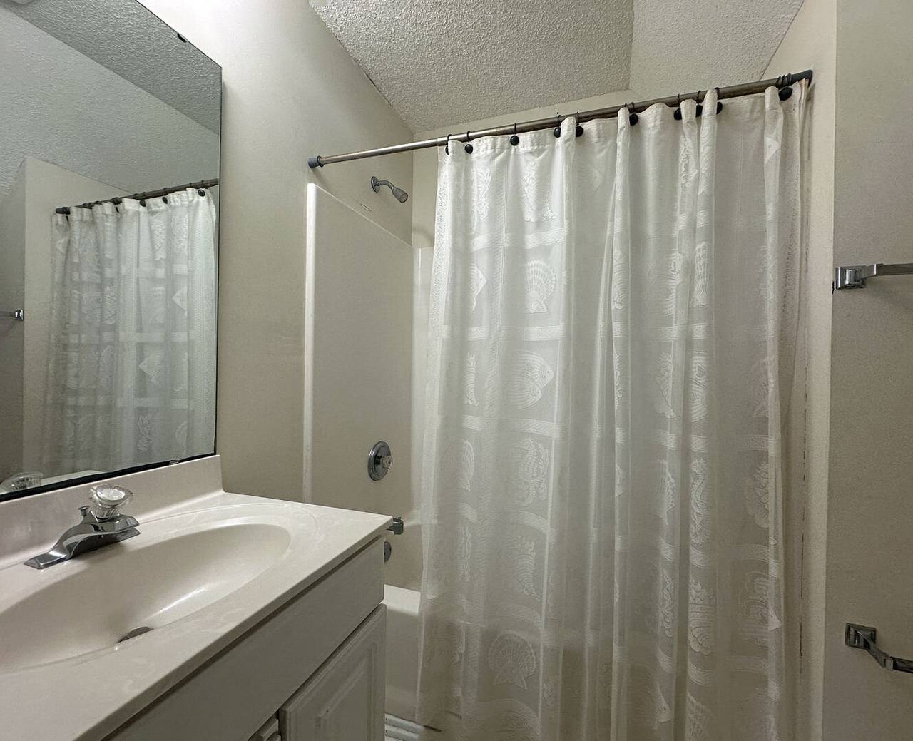 Bedroom 3 Private Bathroom with Tub/Shower Combo Bedroom 3 Private Bathroom with Tub/Shower Combo