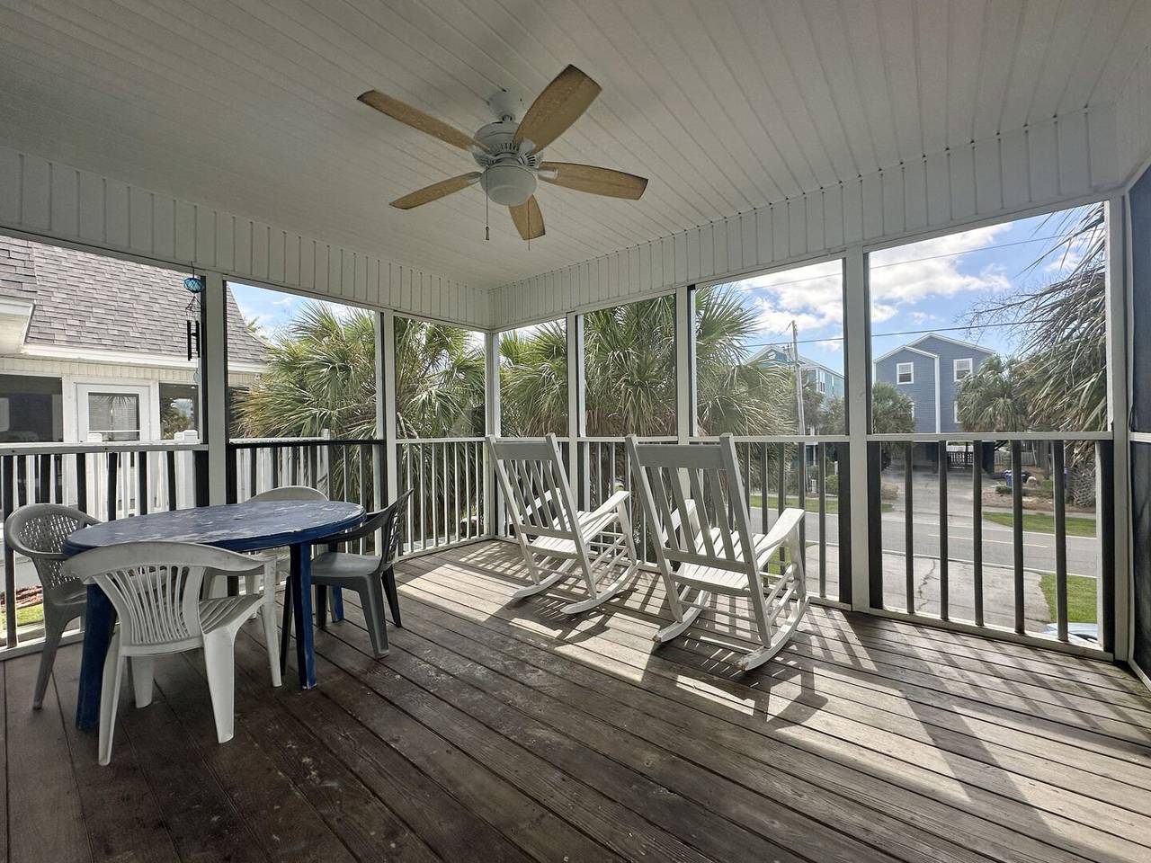 Additional dining on the porch. Additional dining on the porch.