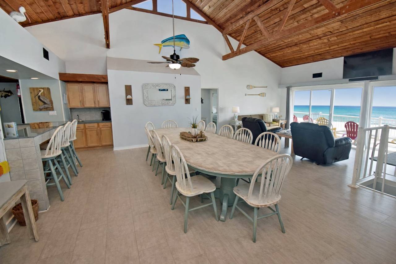 Large Living and Dining Space Large Living and Dining Space