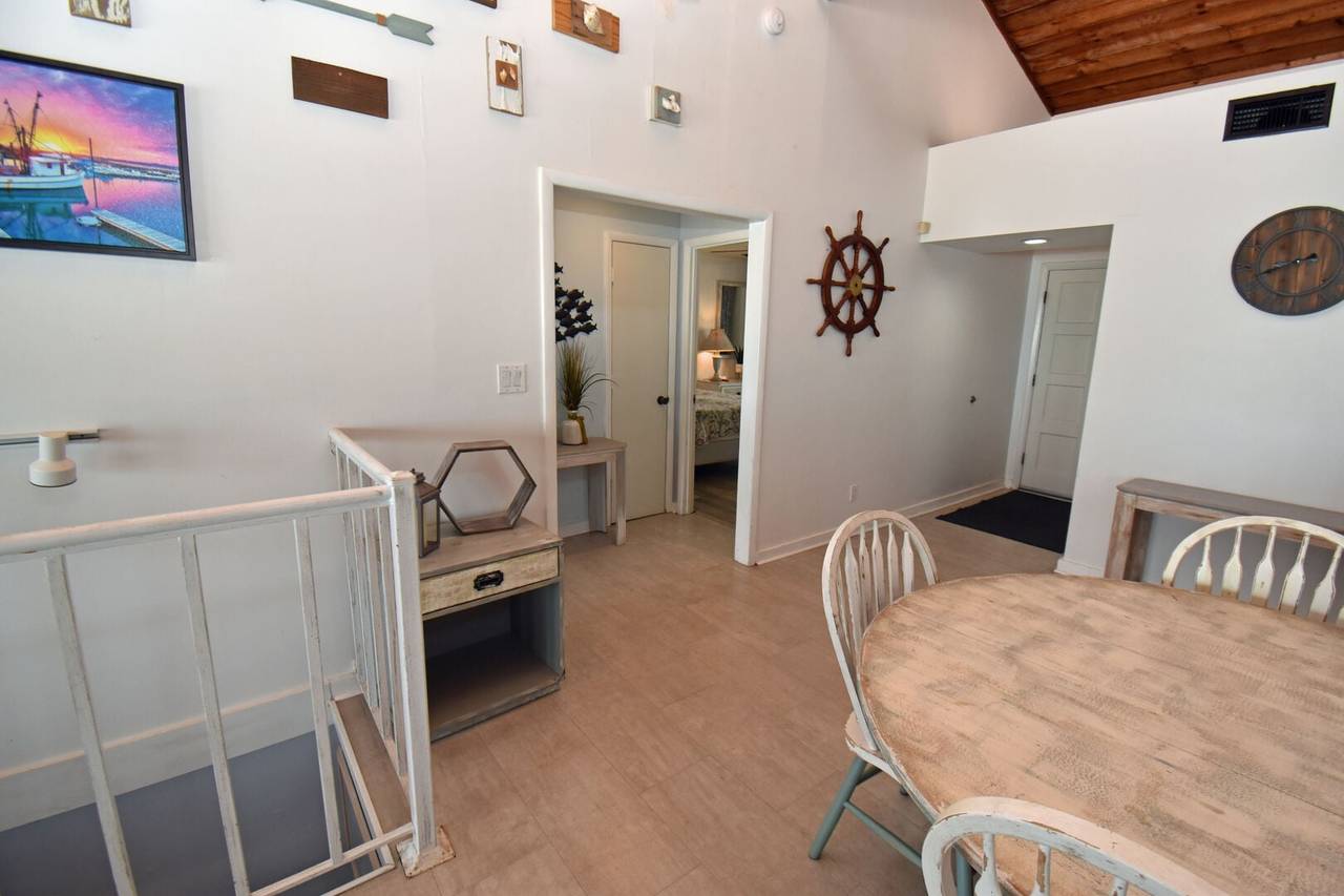 Entry to Bedrooms 2 & 4 Entry to Bedrooms 2 & 4