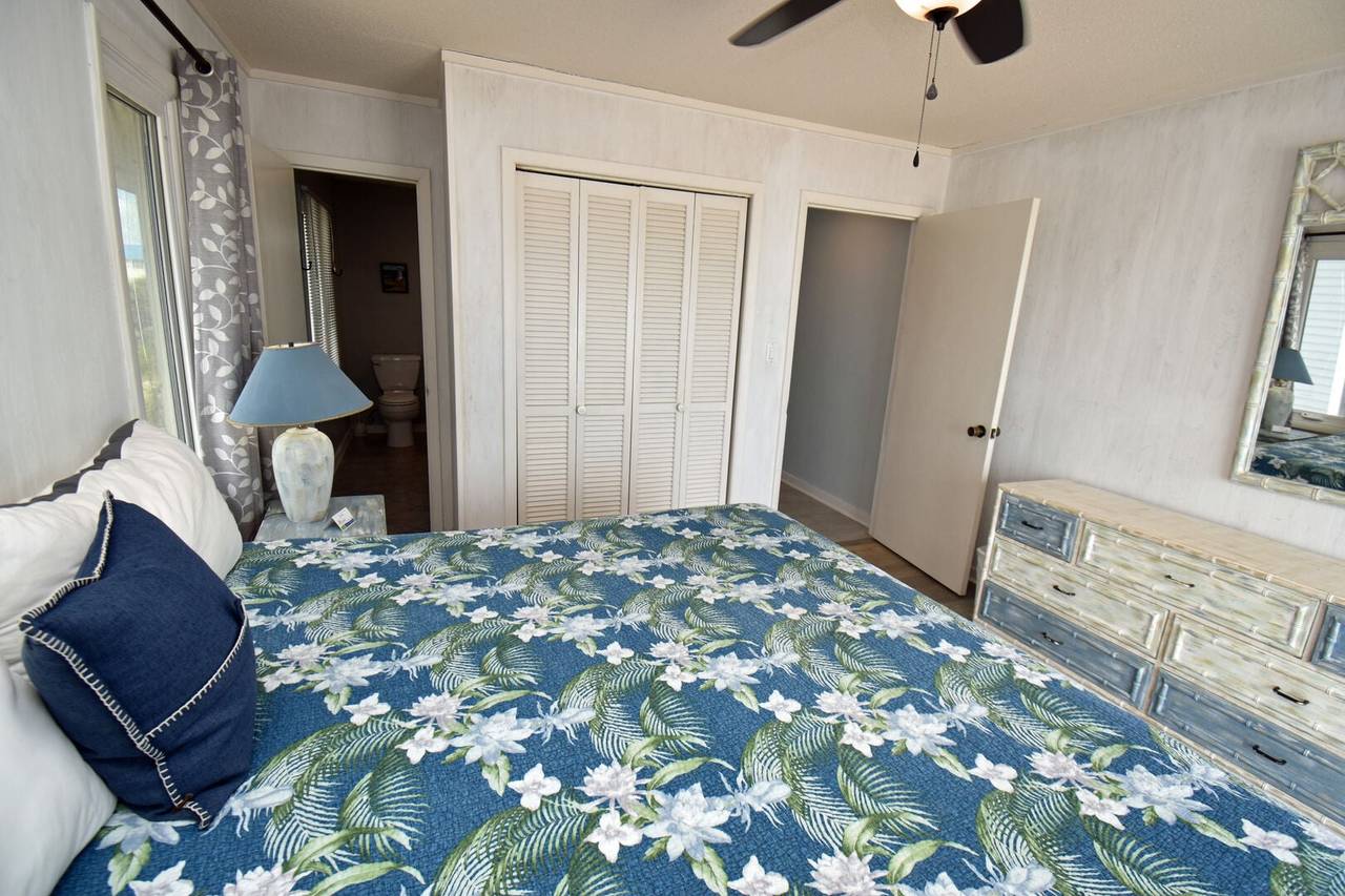 Bedroom 4 Up Oceanfront with Bath Access Bedroom 4 Up Oceanfront with Bath Access