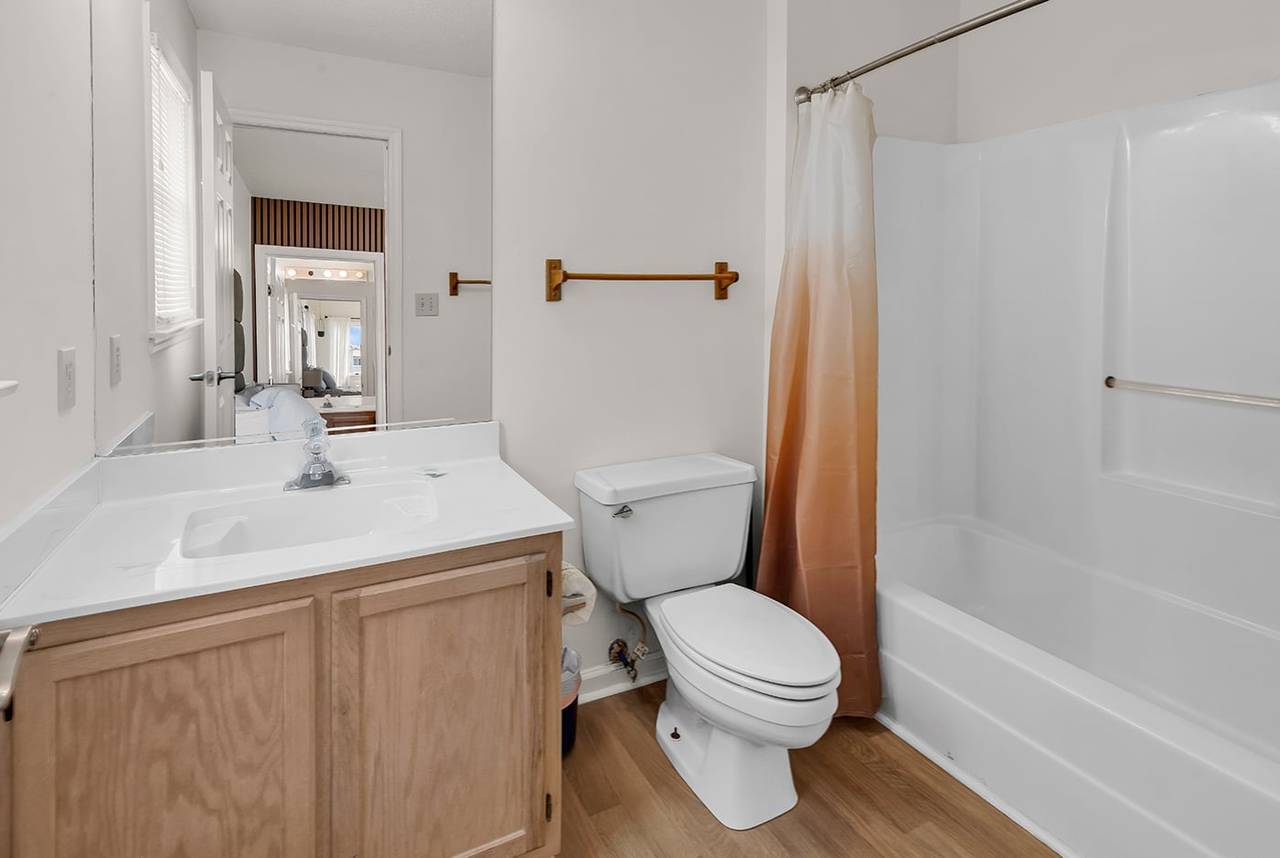 Bedroom 4 Private Bathroom with Tub/Shower Combo Bedroom 4 Private Bathroom with Tub/Shower Combo