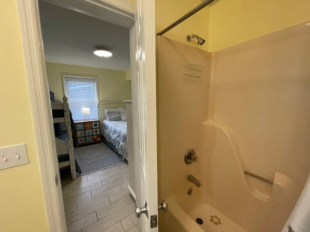 Bath 2 between Bedrooms 2 and 3 Bath 2 between Bedrooms 2 and 3