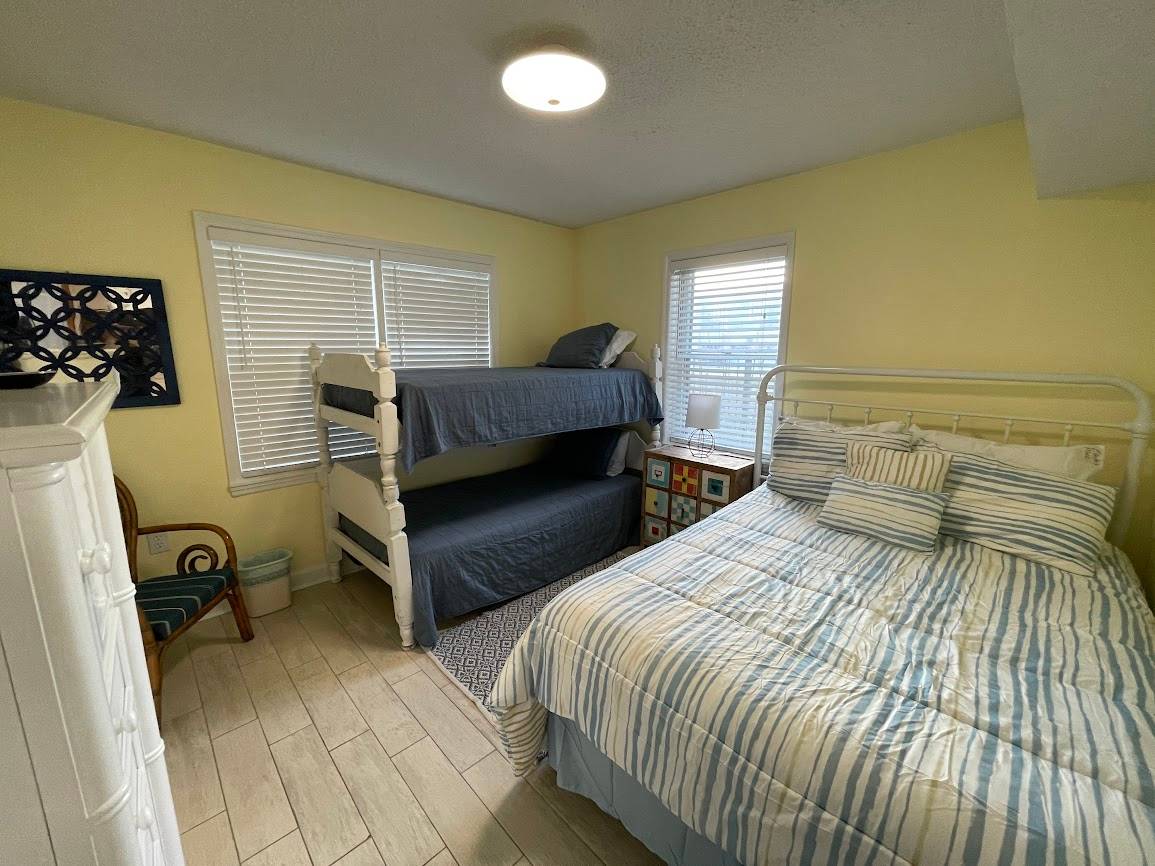 Bedroom 3 (Queen, Bunks) Bedroom 3 (Queen, Bunks)