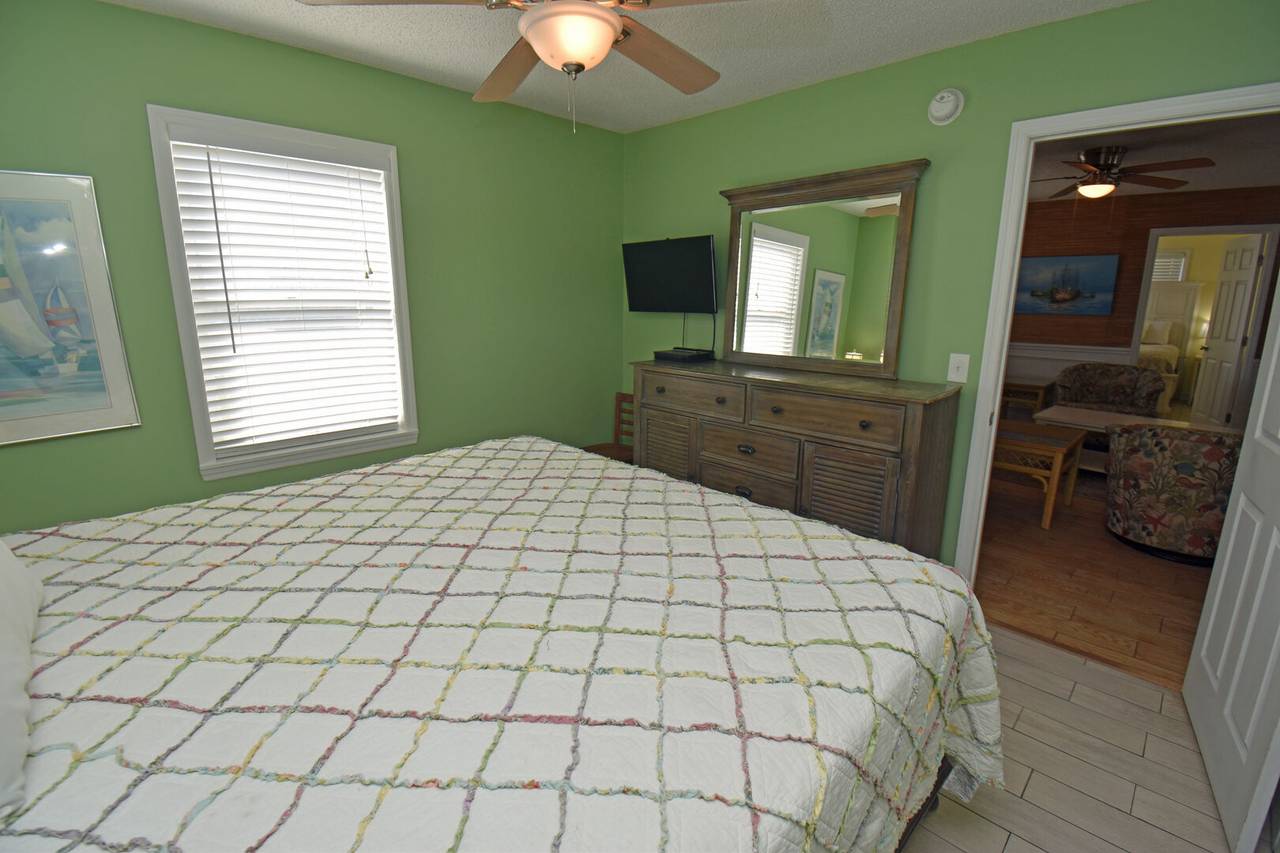 Bedroom 1 - King Bedroom 1 - King