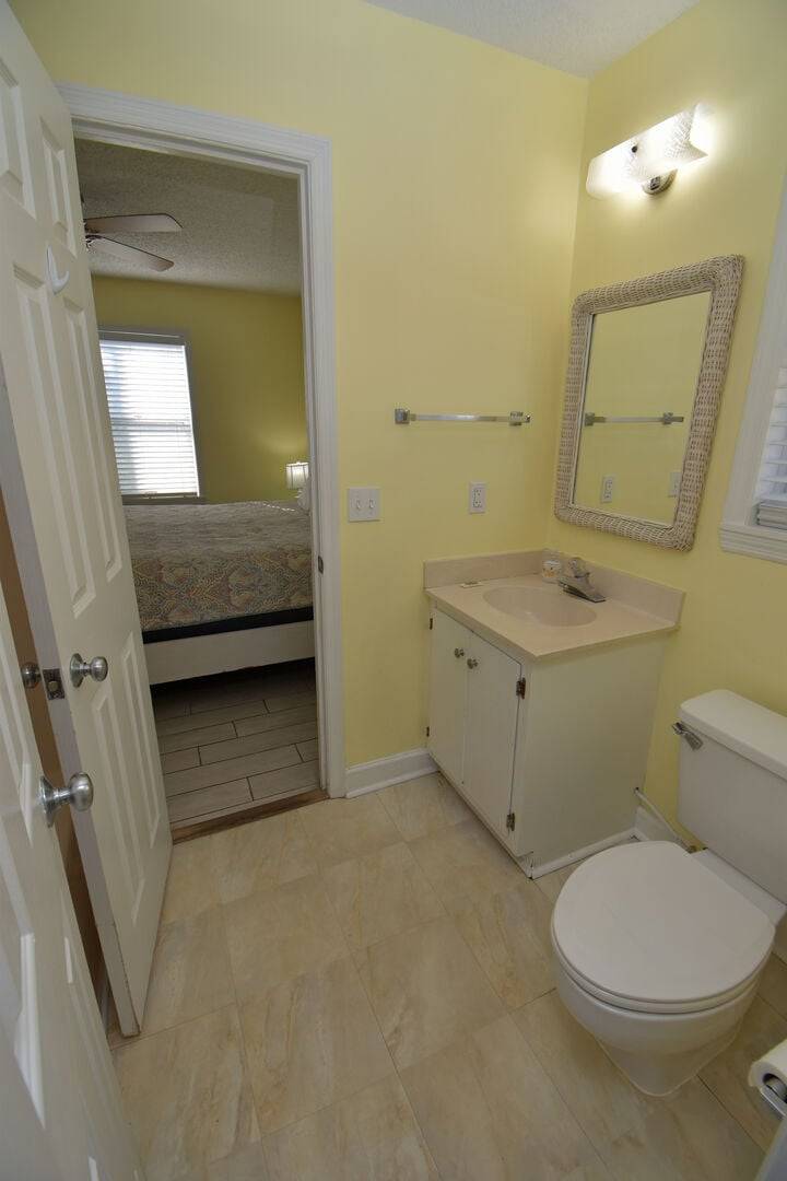 Bath 2 between Bedrooms 2 and 3 Bath 2 between Bedrooms 2 and 3
