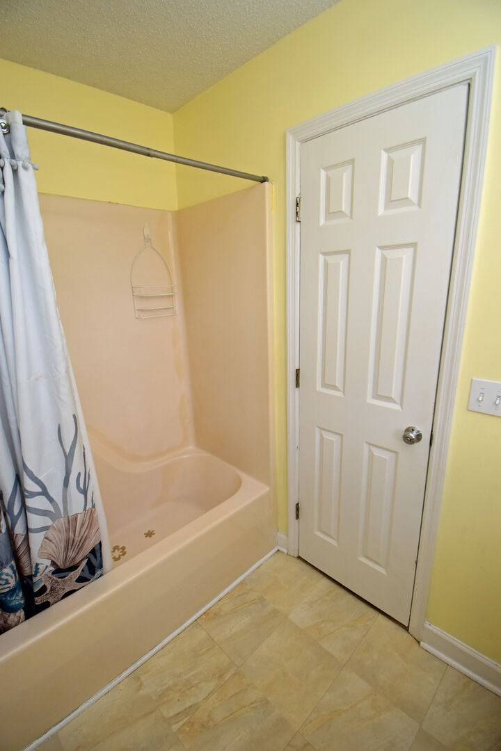 Bath 2 between Bedrooms 2 and 3 Bath 2 between Bedrooms 2 and 3