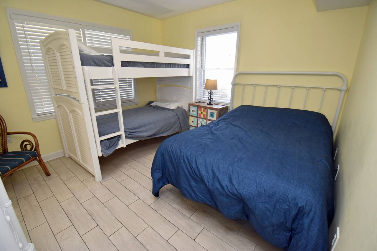 Bedroom 3 (Queen, Bunks) Bedroom 3 (Queen, Bunks)