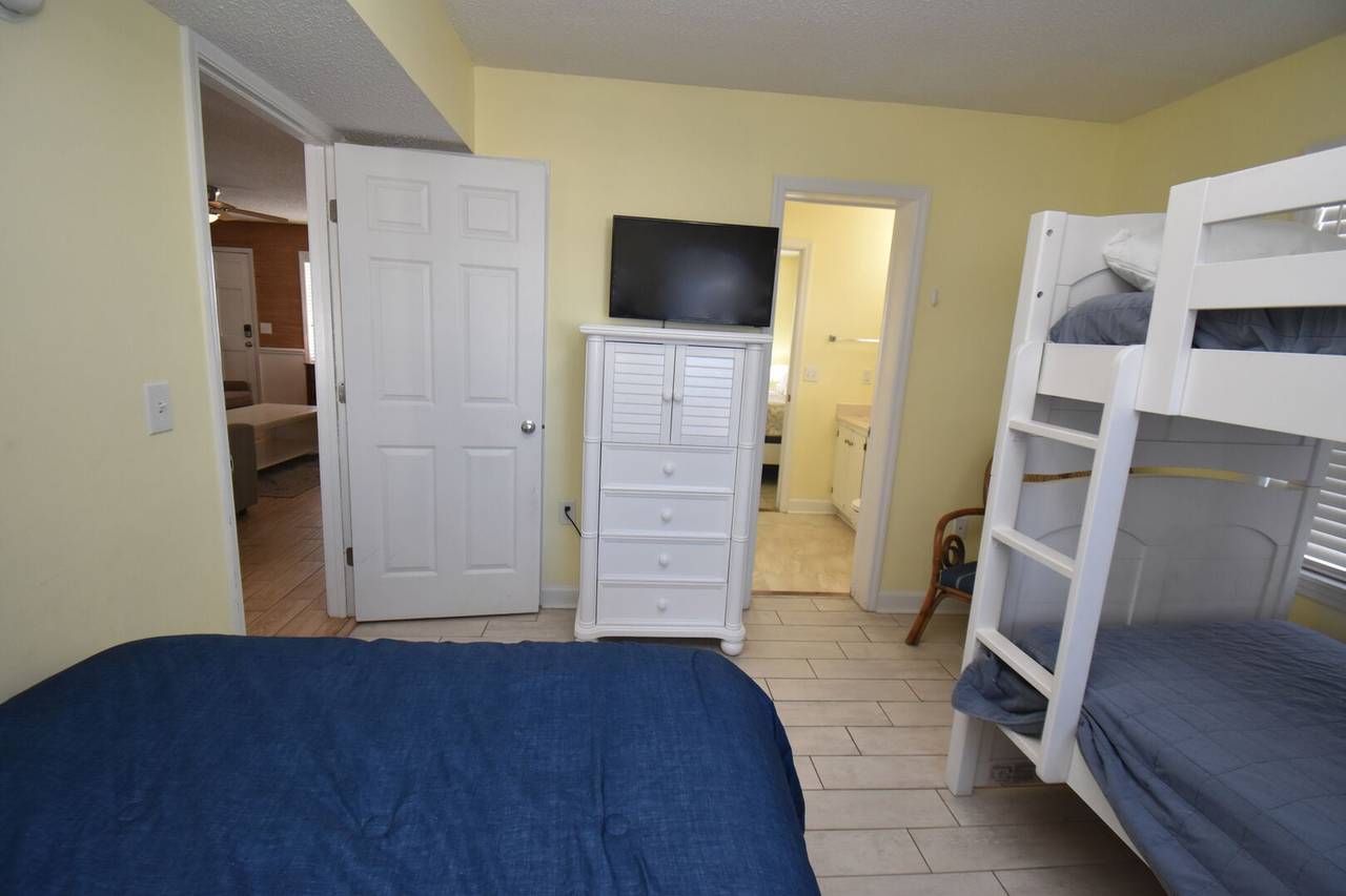 Bedroom 3 (Queen, Bunks) Bedroom 3 (Queen, Bunks)