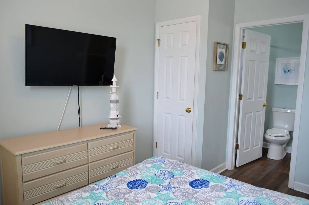 Bedroom 2 with Flat Screen TV Bedroom 2 with Flat Screen TV
