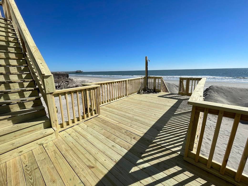 Spacious sundeck and outside shower Spacious sundeck and outside shower